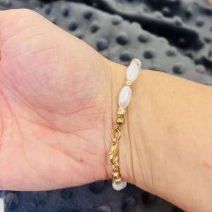 Zartes Armband „Pearls and Gold“, längliche Perlen Perlmuttfarben, goldene Kugeln, Hummerverschluss Bild 4