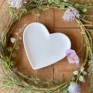 Herzschale aus Keramikgießmasse | weißes Schälchen in Herzform Bild 1