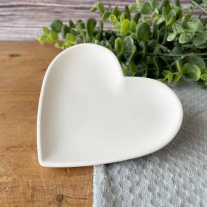 Herzschale aus Keramikgießmasse | weißes Schälchen in Herzform Bild 2