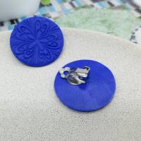 große blaue matte Ohrstecker, große blaue Ohrstecker aus Fimo mit Blumenmuster, minimalistischer Ohrstecker, Geschenk Bild 4