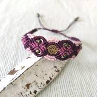 Makramee Armband in einer Farbkombination aus bordeaux, lila und rosa mit Metallelement Baum des Lebens Bild 2