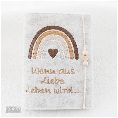 Mutterpasshülle aus hellmeliertem Wollfilz mit Regenbogen und Spruch