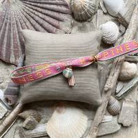 „Beach Vibes“ - Maritime gewebte Armbänder in sommerlichen Farben mit Schriftzug und Anhängern Bild 2