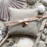 „Beach Vibes“ - Maritime gewebte Armbänder in sommerlichen Farben mit Schriftzug und Anhängern Bild 5
