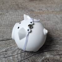 Glücksschweinchen mit Schleife und silbernem Perlenmotiven Bild 2