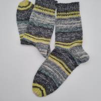 Gestrickte dickere Socken in grau gelb, Gr. 42/43, Stricksocken,Kuschelsocken aus 6 fach Sockenwolle handgestrickt Bild 1