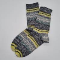 Gestrickte dickere Socken in grau gelb, Gr. 42/43, Stricksocken,Kuschelsocken aus 6 fach Sockenwolle handgestrickt Bild 2