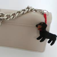 Schlüsselanhänger Dackel schwarz aus Filz, handgearbeitet, einmaliges Geschenk für Dackel-Besitzer, Taschenanhänger Bild 3