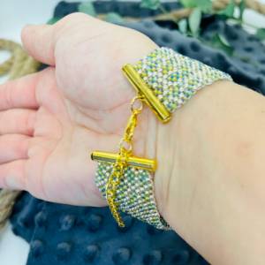 Mystisches Armband „Golden Leaves“, kleine, runde Rocailles Perlen, türkis-goldene duochromatische Perlen und Gold, Miyu Bild 4