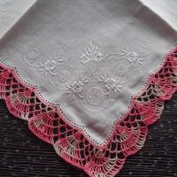 Vintage Taschentuch Baumwolle weiß mit Häkelspitze im Farbverlauf von rot, über rosa zu weiß 1980er Jahren Bild 1