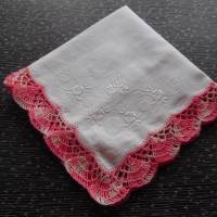Vintage Taschentuch Baumwolle weiß mit Häkelspitze im Farbverlauf von rot, über rosa zu weiß 1980er Jahren Bild 2