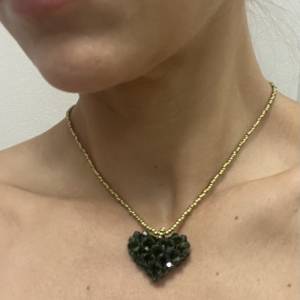 Halskette goldene metallische Rocailles Perlen mit Herzanhänger in smaragdgrün aus Glaskristallen Bild 1