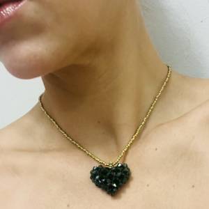 Halskette goldene metallische Rocailles Perlen mit Herzanhänger in smaragdgrün aus Glaskristallen Bild 2
