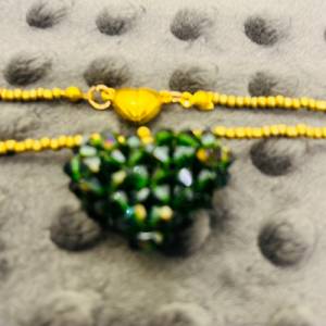 Halskette goldene metallische Rocailles Perlen mit Herzanhänger in smaragdgrün aus Glaskristallen Bild 3