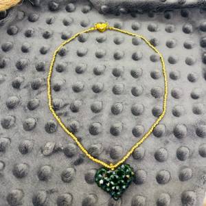 Halskette goldene metallische Rocailles Perlen mit Herzanhänger in smaragdgrün aus Glaskristallen Bild 4