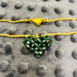 Halskette goldene metallische Rocailles Perlen mit Herzanhänger in smaragdgrün aus Glaskristallen Bild 5