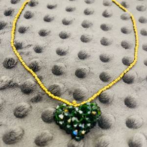Halskette goldene metallische Rocailles Perlen mit Herzanhänger in smaragdgrün aus Glaskristallen Bild 6