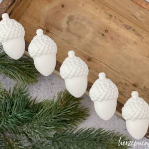 2er-Set weiße Deko-Eicheln aus Keramikgießmasse, als herbstliche Dekoration oder Geschenkidee Bild 2