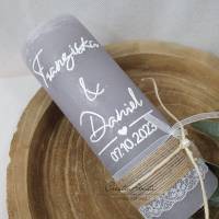 Hochzeitskerze Rustikkerze in grau mit Spitzenband, Jute und Perlen - Personalisiert Bild 1