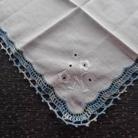 Vintage Taschentuch Baumwolle weiß mit Häkelspitze im Farbverlauf von Hellblau zu weiß 1980er Jahren Bild 1