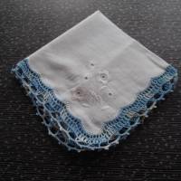 Vintage Taschentuch Baumwolle weiß mit Häkelspitze im Farbverlauf von Hellblau zu weiß 1980er Jahren Bild 2