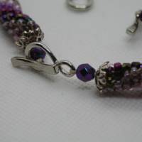 Schmuckset handgefädelt aus Kristallen in violett und Glasperlen in rose in Schlauchtechnik Bild 4