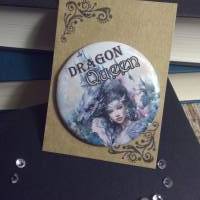 Ein wunderschöner bookish Button / Badge / Anstecker 58mm Durchmesser Dragon Queen Bild 1