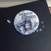 Ein wunderschöner bookish Button / Badge / Anstecker 58mm Durchmesser Dragon Queen Bild 2