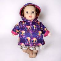 Entzückende lila Puppenjacke mit niedlichem Babykraken - Perfekt für 43cm Puppen! Bild 1