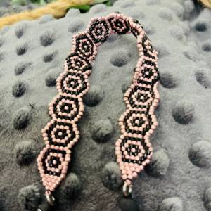 Elegantes Armband „Pink and Black“, 2mm Saat Perlen, in schwarz glänzend und Metallic-pink, grafisches Design, Rauten, B Bild 1
