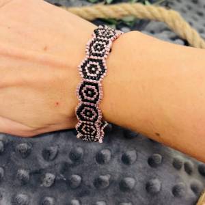 Elegantes Armband „Pink and Black“, 2mm Saat Perlen, in schwarz glänzend und Metallic-pink, grafisches Design, Rauten, B Bild 2