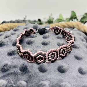 Elegantes Armband „Pink and Black“, 2mm Saat Perlen, in schwarz glänzend und Metallic-pink, grafisches Design, Rauten, B Bild 3