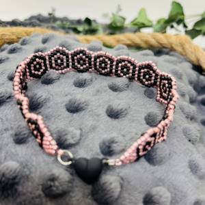Elegantes Armband „Pink and Black“, 2mm Saat Perlen, in schwarz glänzend und Metallic-pink, grafisches Design, Rauten, B Bild 5