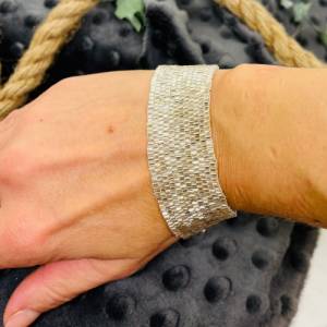 Perlenarmband „Klassik“, Manchettenarmband, silber-glänzende Perlen, geschliffen, effektvoll Bild 6