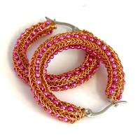 doppelt gestrickte CREOLEN Ohrringe aus orangefarbenem Kupferdraht mit eingestrickten pinkfarbenen Rocailles auf Edelsta Bild 1
