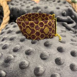 Elegantes Armband „Honigwaben“, kleine Rocailles Perlen, in seidenmatt lila-metallic und gold, Miyuki Bild 4