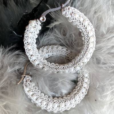 doppelt gestrickte CREOLEN Ohrringe aus weißem Kupferdraht mit eingestrickten perlmuttschimmernden Rocailles