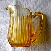 altes Milchkännchen aus Pressglas honigfarbig Vintage/ A Bild 6