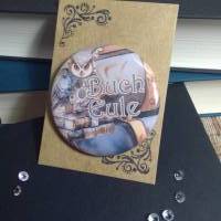 Ein wunderschöner bookish Button / Badge / Anstecker 58mm Durchmesser Buch Eule Bild 1
