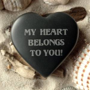 Herz für Verliebte englisch My heart belongs to you! - optional Wunschname auf der Rückseite - feine Gravur in Basaltste Bild 1