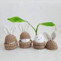Handgehäkelte Eierwärmer mit entzückenden Hasenohren, Minikörbchen aus Jutegarn Bild 1