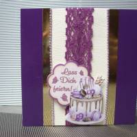 Geburtstagskarte für eine Frau in lila mit Kuchen Bild 1