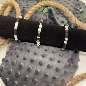 Coole Armbänder mit Hummerverschluss aus Heishi-Perlen, Fimo, Acryl, in Schwarz-weiß mit goldenen Akzenten, vers. Variat Bild 1