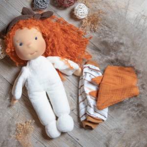Puppe Mira nach Waldorfart, Stoffpuppe für Kinder, weiche Schmusepuppe, Wegbegleiter für Mädchen rothaarige Puppe Bild 3