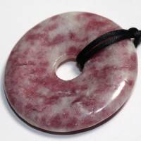 Lepidolith (Donut) | Halskette mit Band --- Stein-Größe: 40 mm Bild 1