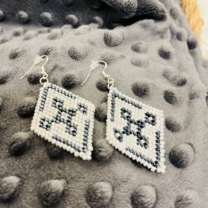 Ohrringe „Snowflake“, aus Perlen gefädelt, weiß, grau, dunkelgrau-metallic, Ohrringe Perlen, Ohrringe Geschenk Frau Bild 3