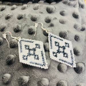 Ohrringe „Snowflake“, aus Perlen gefädelt, weiß, grau, dunkelgrau-metallic, Ohrringe Perlen, Ohrringe Geschenk Frau Bild 4