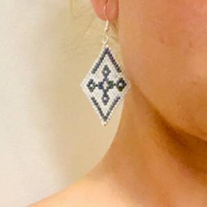 Ohrringe „Snowflake“, aus Perlen gefädelt, weiß, grau, dunkelgrau-metallic, Ohrringe Perlen, Ohrringe Geschenk Frau Bild 5