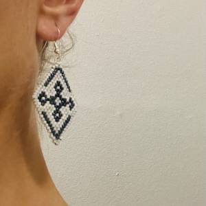 Ohrringe „Snowflake“, aus Perlen gefädelt, weiß, grau, dunkelgrau-metallic, Ohrringe Perlen, Ohrringe Geschenk Frau Bild 6
