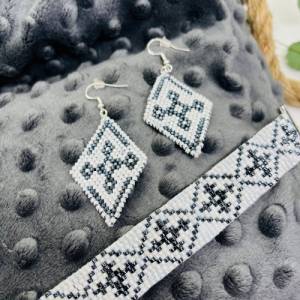 Ohrringe „Snowflake“, aus Perlen gefädelt, weiß, grau, dunkelgrau-metallic, Ohrringe Perlen, Ohrringe Geschenk Frau Bild 8